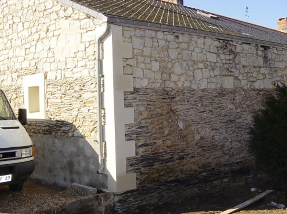 Reprise d'un angle en pierre de tuffeau sur maison ancienne 